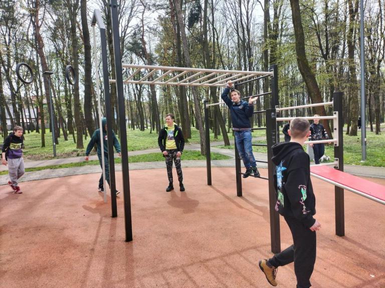 Młodzież dębickiego Hufca ćwiczy na siłowni w plenerze