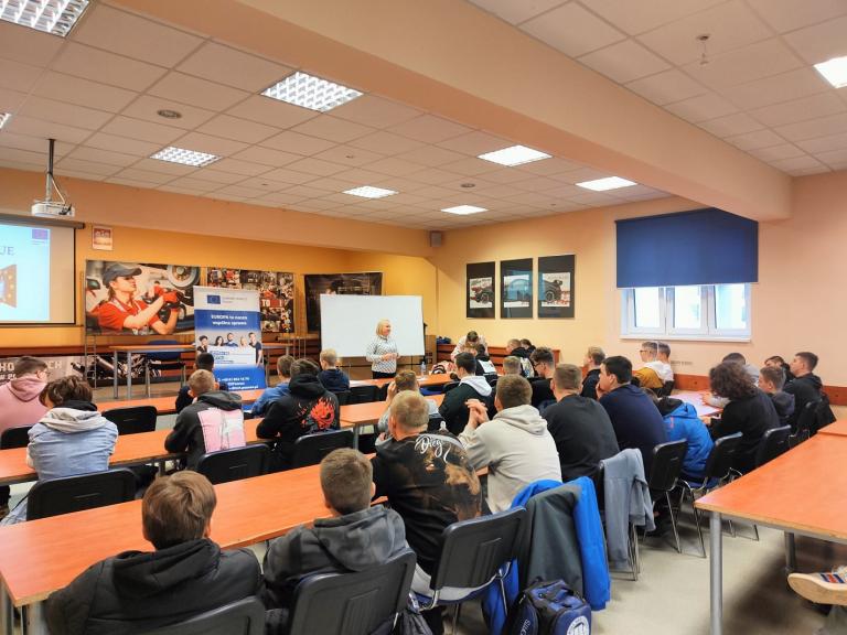 Centrum Edukacji i Pracy Młodzieży w Poznaniu na spotkaniu w Zespole Szkół Samochodowych w Poznaniu
