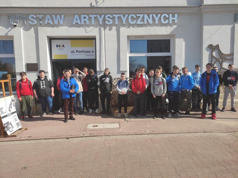 Uczestnicy 9-9 Hufca Pracy zwiedzają krośnieńskie wystawy