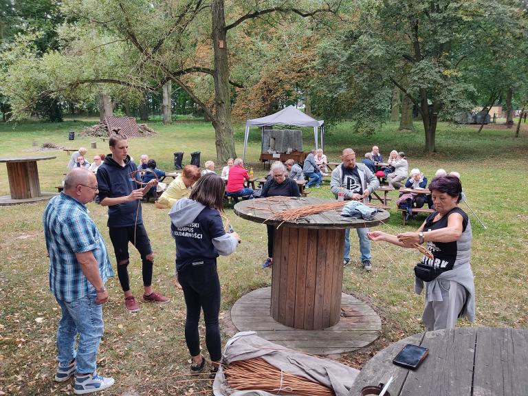 Warsztaty plecionkarskie w ramach projektu „Wiklina – sztuka i rzemiosło” EKS w OSiW w Chraplewie