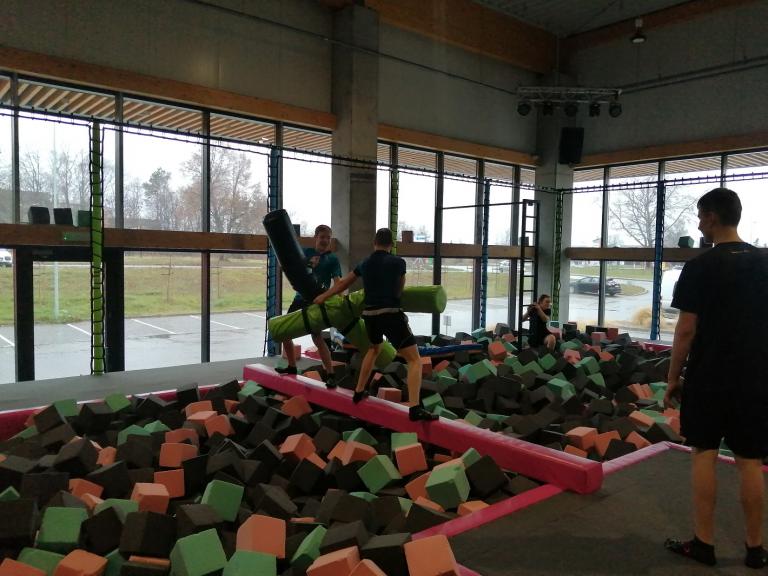 Uczestnicy Hufca Pracy w Gostyniu w parku trampolin