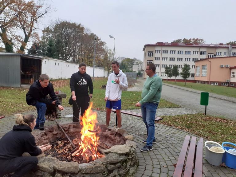 Miło spędzamy czas przy ognisku