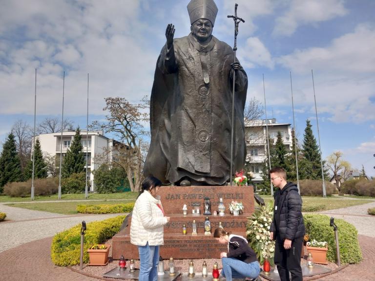 Dębicka młodzież pamięta o Papieżu Janie Pawle II