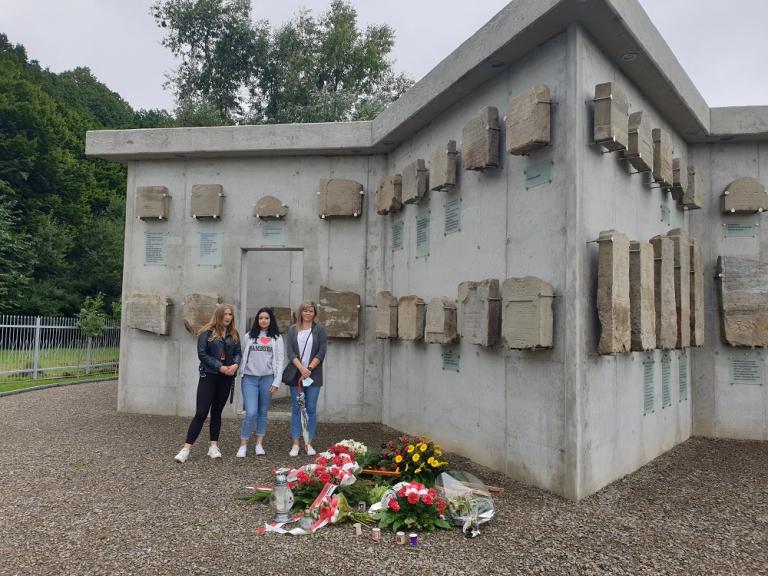 Młodzież przy Latarni Nieobecnych w Gorlicach