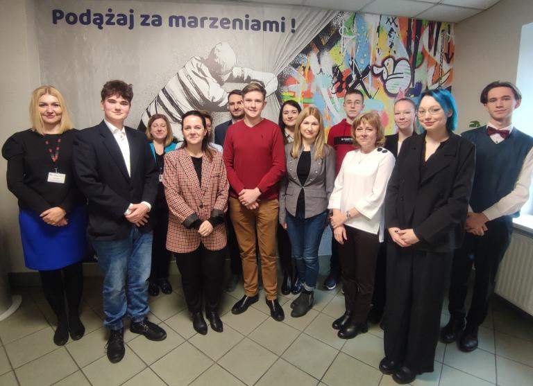 Jakiego wsparcia potrzebuje młodzież?