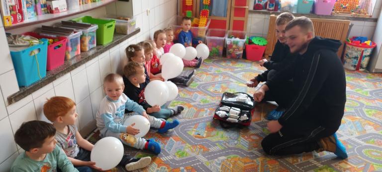 „Nie bądź zielony – bądź pierwszy w pomocy!” – Nasza akcja z seniorami i przedszkolakami