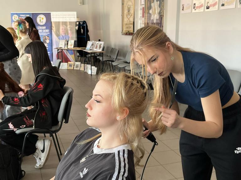 Kreatywność i zaangażowanie – udział młodzieży z OSIW w Namysłowie w II Powiatowym Konkursie Fryzjerskim
