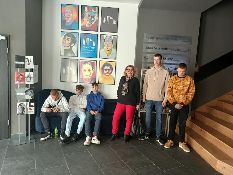 Młodzież z 11-19 Hufca Pracy w Słupsku na spektaklu „Mała piętnastka – legendy pomorskie”