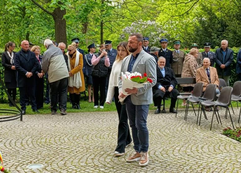 Młodzież z Hufca Pracy w Jeleniej Górze uczciła 80. rocznicę zwycięstwa nad hitlerowskimi Niemcami