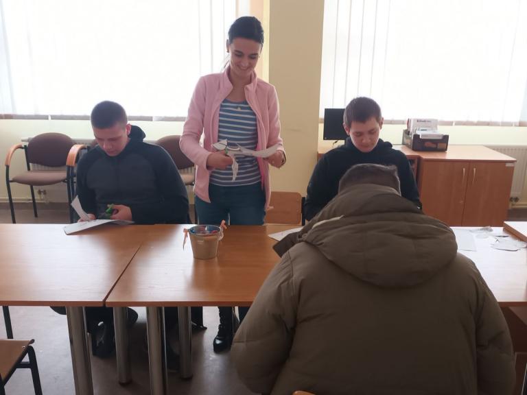 Wkrótce Dzień Kobiet - zajęcia plastyczne w OSiW w Iwoniczu