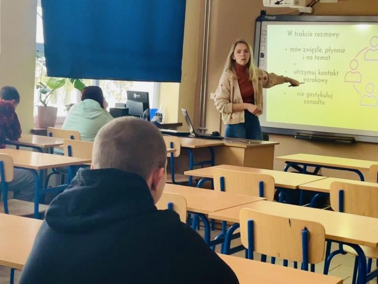 Rola mowy werbalnej i niewerbalnej w komunikacji interpersonalnej