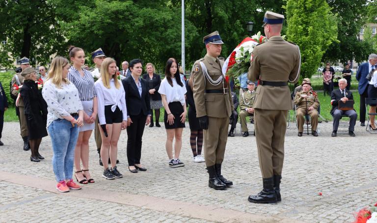 Czerwone maki na Monte Cassino…