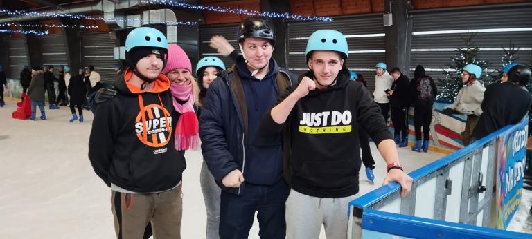 Wycieczka na lodowisko uczestników 11-23 Hufca Pracy w Słupsku