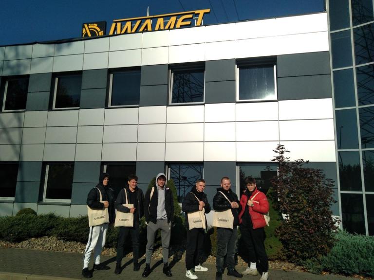 Uczestnicy  9-17 Hufca Pracy z wizytą w firmie IWAMET sp. z o.o.