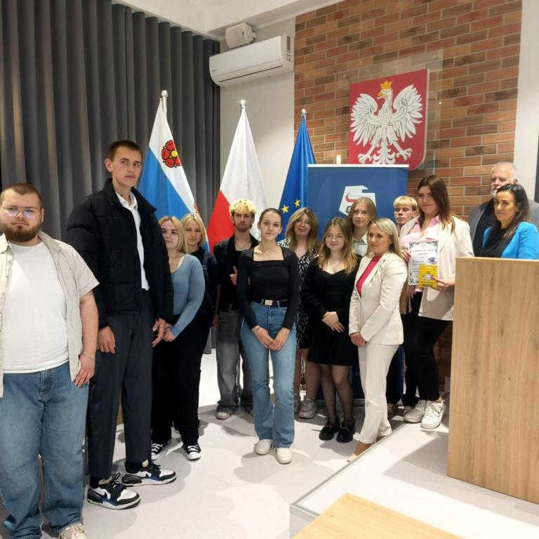 Przekazanie prezentów dzieciom z Domu Dziecka przez pracowników OSiW Człuchów