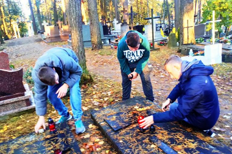 Wasilków: Młodzież pamięta o zmarłych