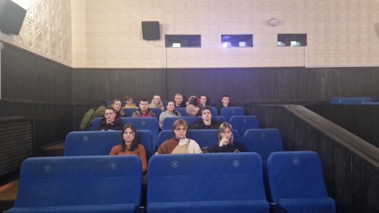 Uczestnicy OSiW Człuchów na seansie filmowym