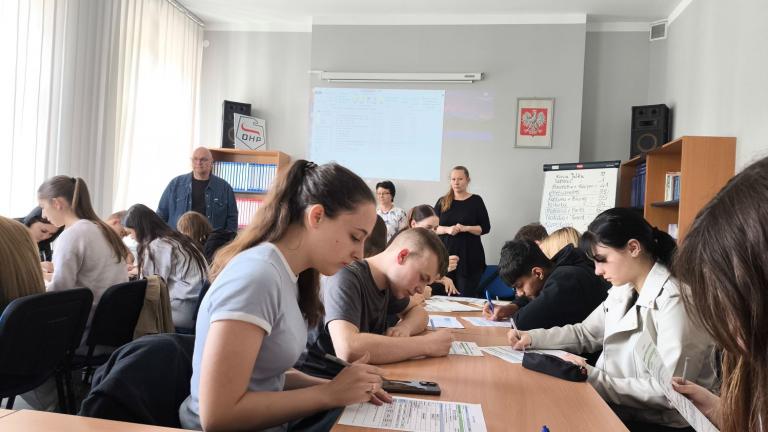 Zagrożenia handlu ludźmi za granicą – profilaktyczne zajęcia dla młodzieży w Legnicy