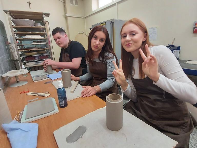 Wizyta dębickiej młodzieży w Stowarzyszeniu Rodziców i Przyjaciół Osób Niepełnosprawnych „Radość”
