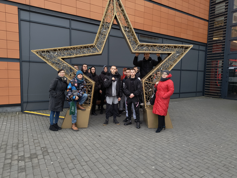 Uczestnicy 11-23 Hufca Pracy w słupskim Multikinie