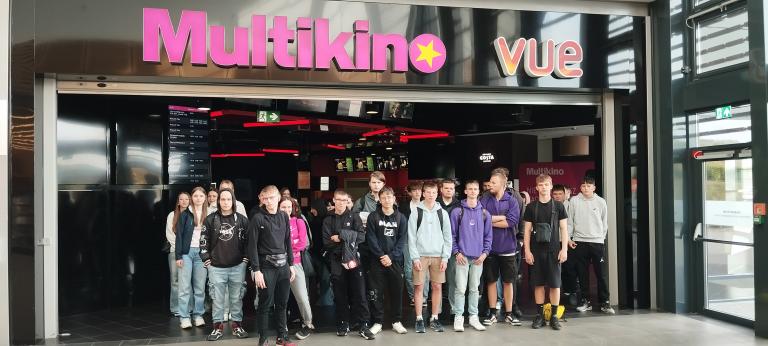 Młodzież z 11-23 Hufca Pracy w Słupsku w Multikinie