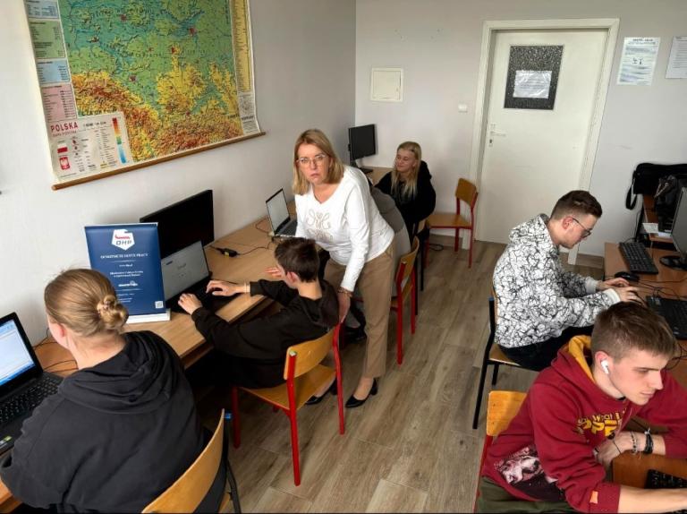 Nowoczesne kompetencje cyfrowe i sztuczna inteligencja – szkolenie dla młodzieży z Ośrodka Szkolenia i Wychowania OHP w Ząbkowicach Śląskich