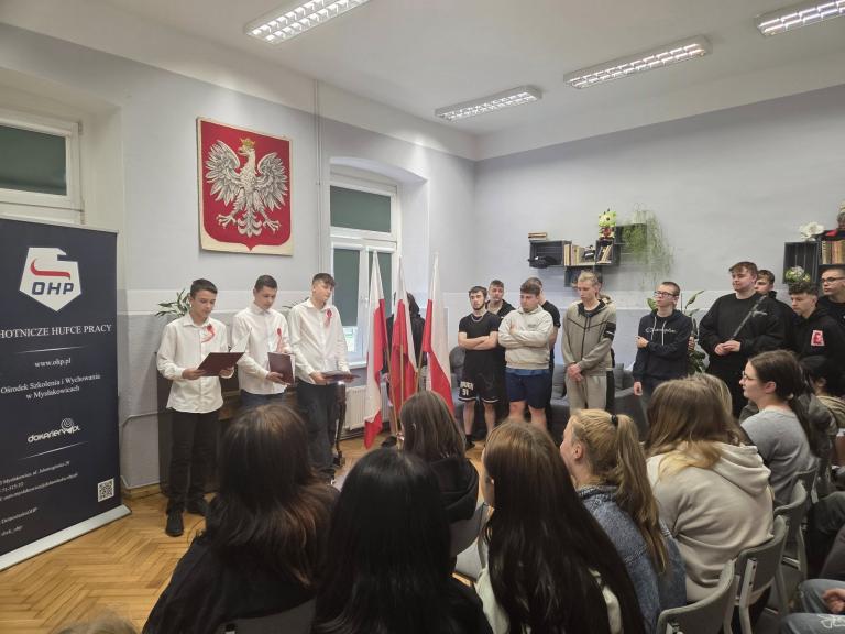 Młodzież z OSiW OHP w Mysłakowicach upamiętnia święta majowe – patriotyczny apel pełen refleksji i dumy