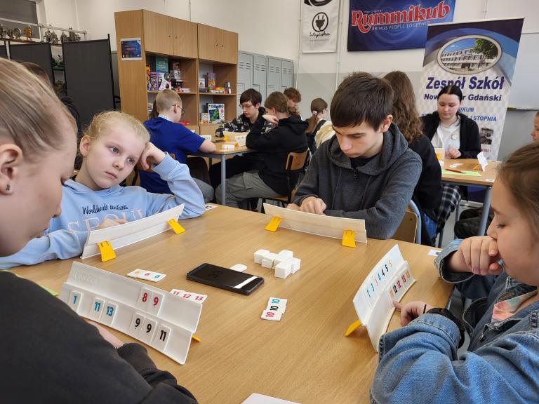 Młodzież z Elbląga podbija Żuławski Turniej Szkół w Rummikub