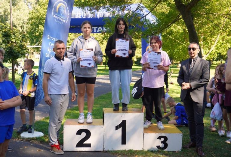 Podium dla uczestniczek Hufca Pracy 1-63 w Strzelinie