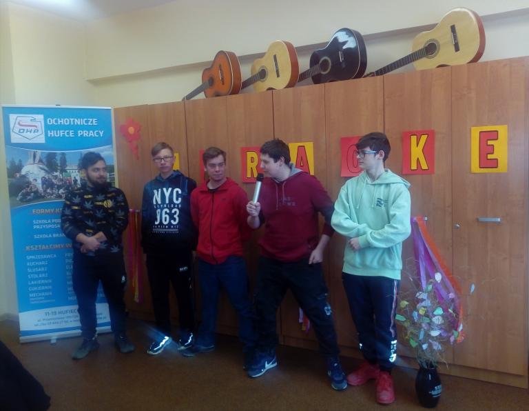 Wiosenne karaoke w 11-19 Hufcu Pracy w Słupsku