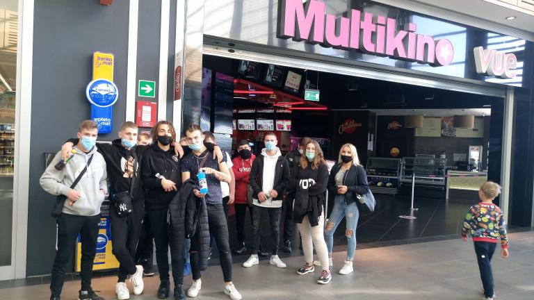 Młodzież z 11-23 Hufca Pracy w Multikinie