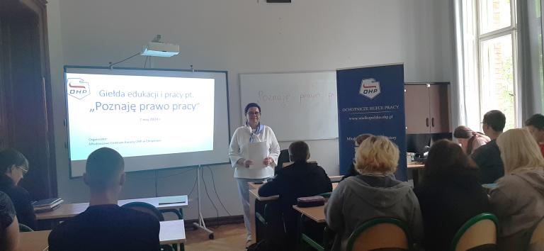 Poznaję prawo pracy – giełda edukacji i pracy w Młodzieżowym Centrum Kariery w Chraplewie