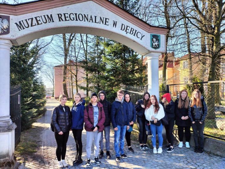 Młodzież 9-19 HP poznaje lokalną historię w Muzeum Regionalnym w Dębicy