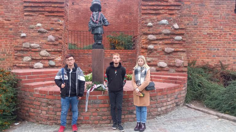 W KOŃSKICH  SPRZĄTANIE  ZAPOMNIANYCH  GROBÓW