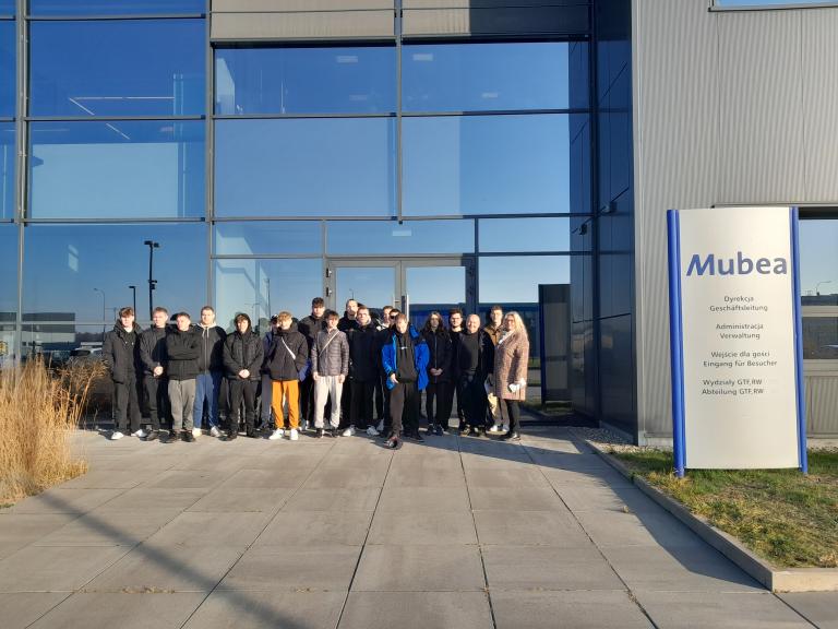 Operatorzy maszyn skrawających na wycieczce zawodoznawczej w firmie Mubea Automotiv Poland