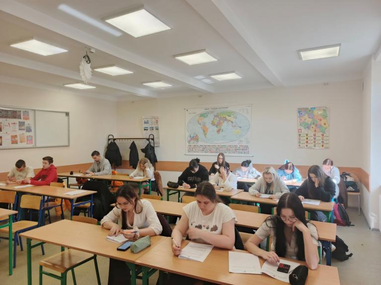 Egzamin tuż, tuż. Uczestnicy  ziębickiego Hufca pracują nad przygotowaniem do egzaminu zawodowego. 