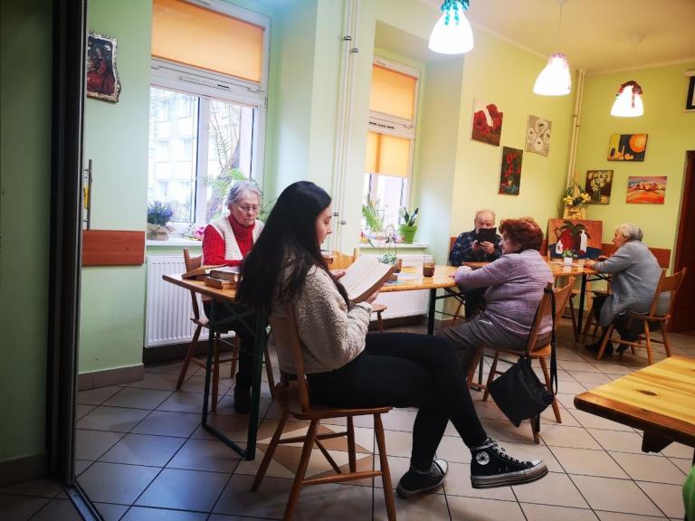 Głośne czytanie dla seniorów.