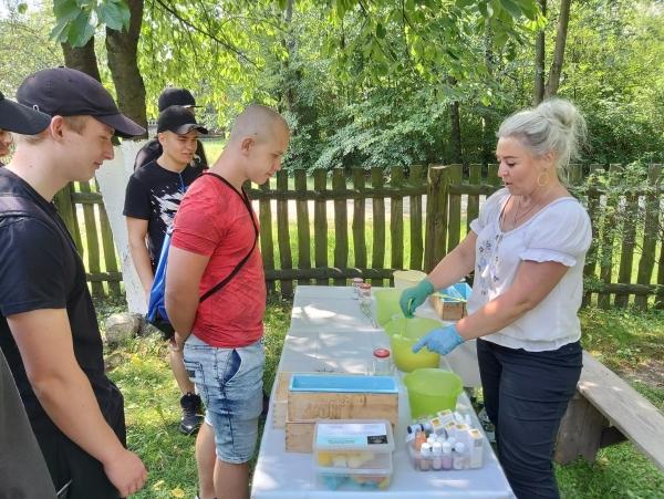 Kultywowanie tradycji śląskiej – uczestnicy Hufca Pracy w Opolu zwiedzają Muzeum Wsi Opolskiej