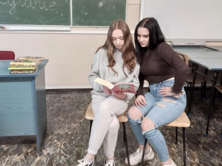 Głośne czytanie w przemyskim 9-13 Hufcu Pracy