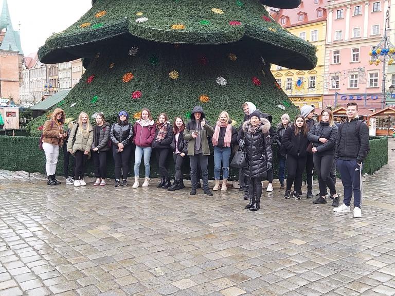 Uczestnicy Hufca Pracy w Ostrzeszowie na Jarmarku Bożonarodzeniowym