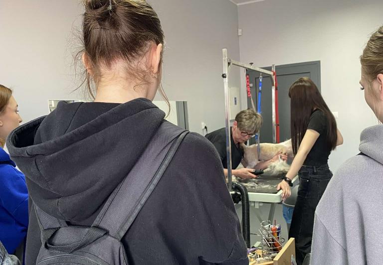 Z wizytą u groomera – nowe doświadczenia dla przyszłych fryzjerek