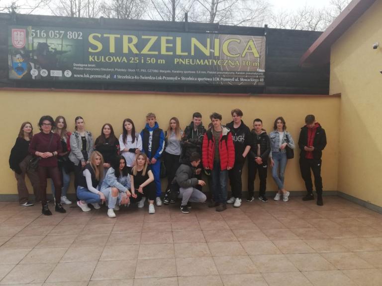 Zajęcia strzeleckie w przemyskim Hufcu Pracy