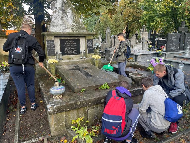 Pomagamy sprzątać opuszczone groby