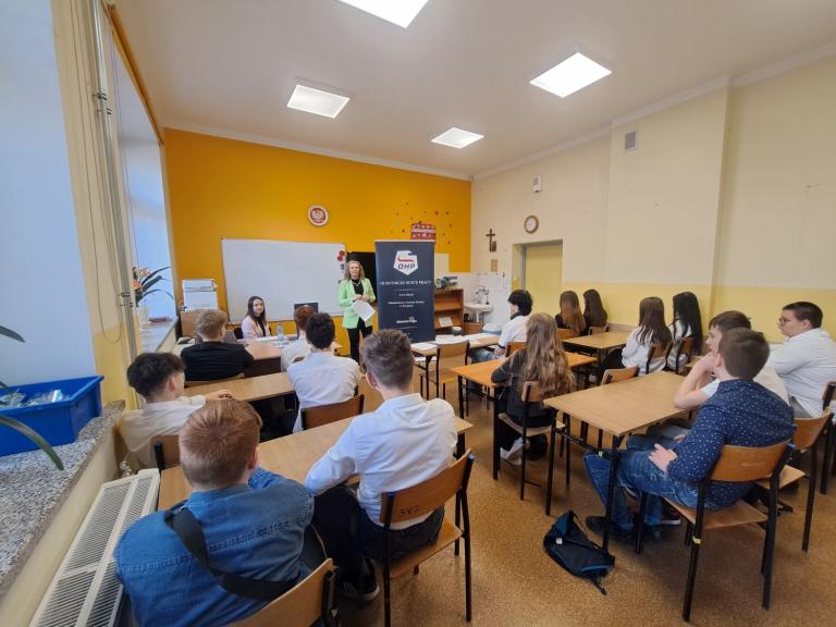 Doradca zawodowy i pośrednik pracy z MCK w Świdnicy  na XX Jubileuszowej Giełdzie  Edukacyjnej   w  Lutomi Dolnej