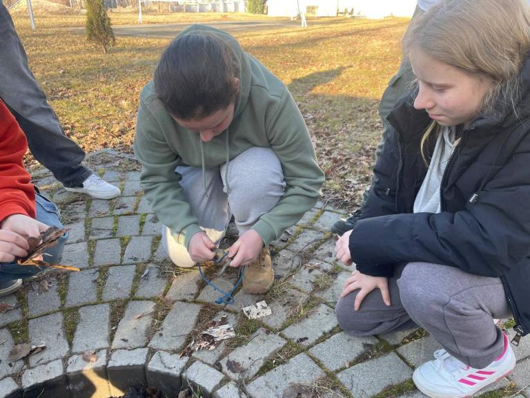 Warsztaty survivalowe w OSIW Mysłakowice – praktyczna lekcja przetrwania dla młodzieży