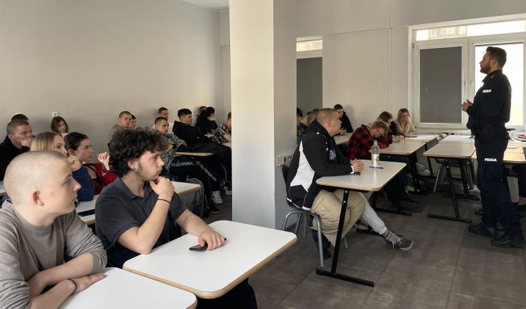 HP 5-6 Łódź: ,,Tradycja i technologia- bezpieczna korespondencja to harmonia!”- zajęcia z funkcjonariuszem policji