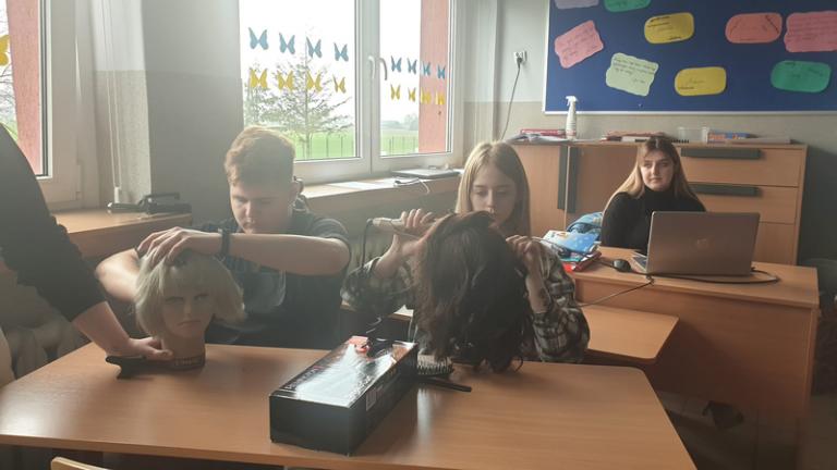 Warsztaty fryzjerskie w Szkole Podstawowej w Skrzynnie.
