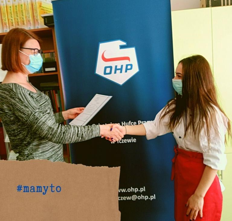 Przyszli influencerzy odbierają certyfikaty