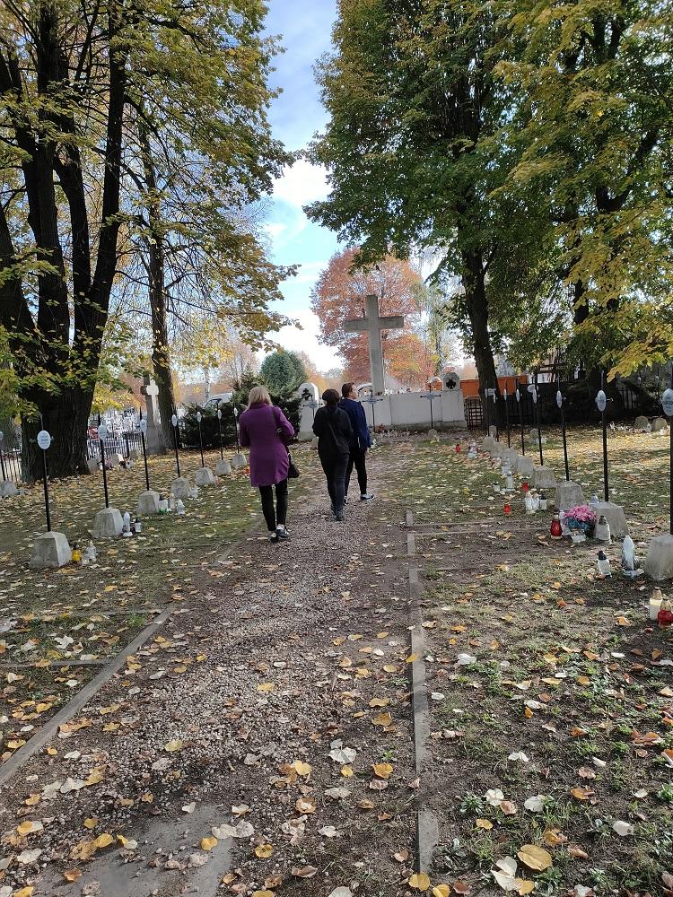 Sprzątanie grobów w Niepołomicach