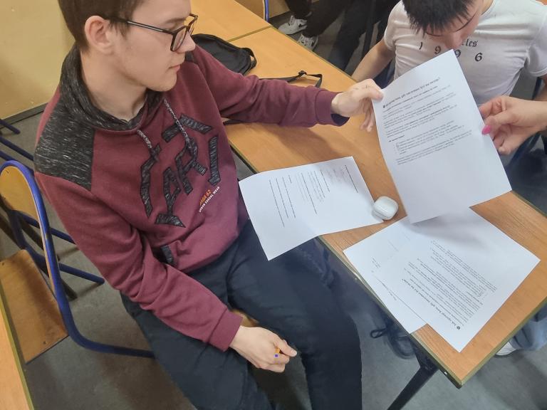 Młodzież uczy się zarządzania domowym budżetem